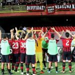 I giocatori del Foggia sotto la curva
