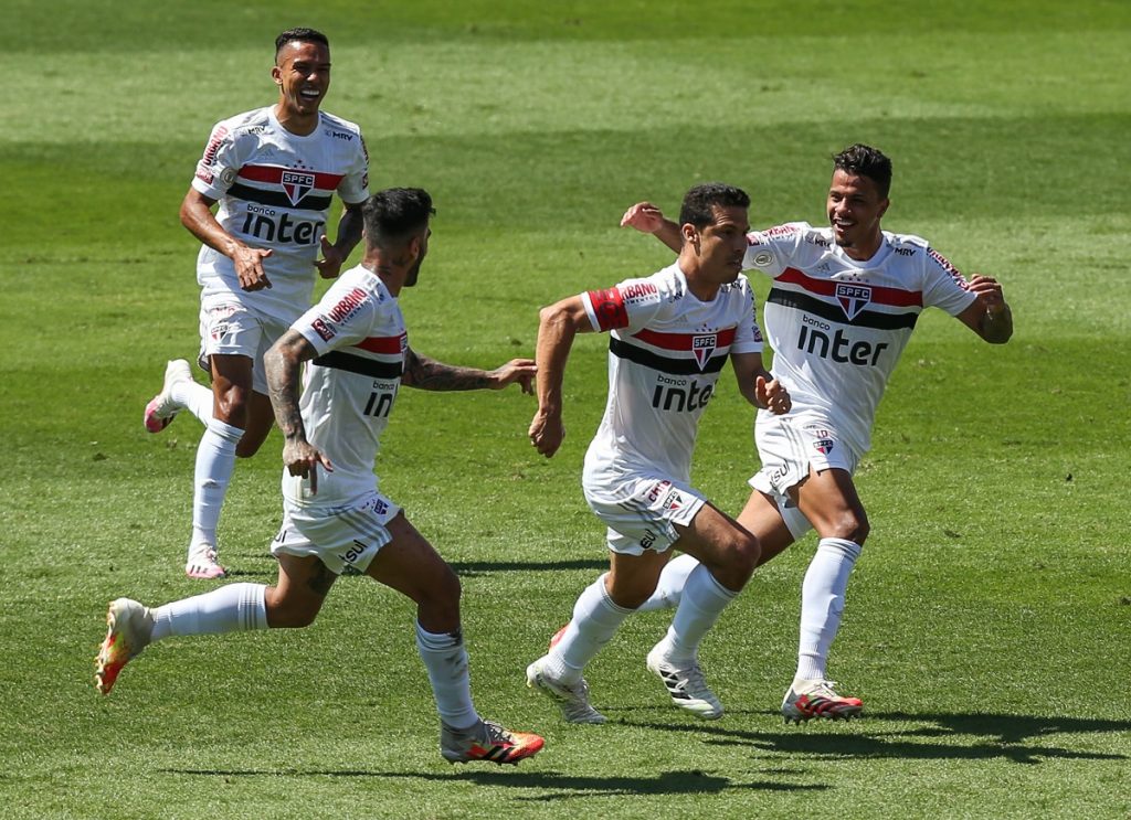 Hernanes esulta coi compagni del San Paolo