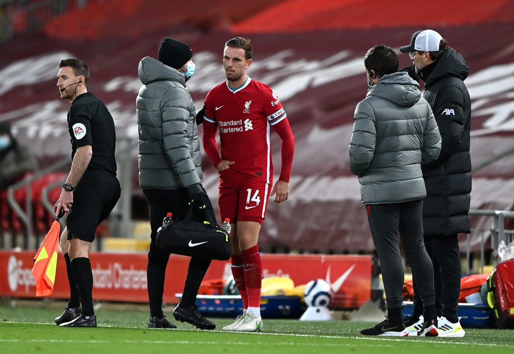 Henderson lascia il terreno di gioco di Anfield per infortunio