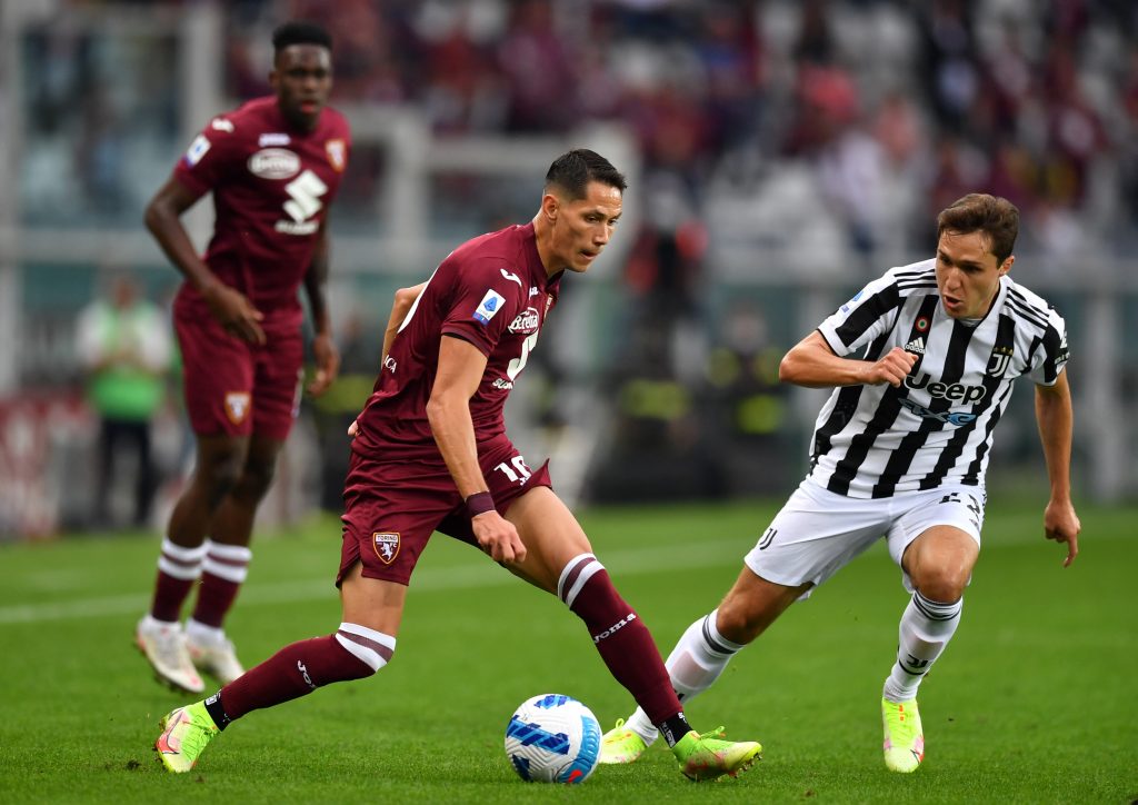 TORINO, ITALIA - 2 OTTOBRE: Sasa Lukic del Torino FC contende il pallone a Federico Chiesa della Juventus durante la partita di Serie A tra Torino FC e Juventus allo Stadio Olimpico di Torino, il 2 ottobre 2021 a Torino, Italia. (Foto di Valerio Pennicino/Getty Images)