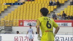 un-centrocampista-del-gyeongnam-fc--jugando-de-portero-por-las-bajas-de-los-cuatro-porteros--twitter-medioclubid