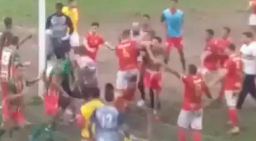 SCENE DA SALOON SU UN CAMPO DI CALCIO