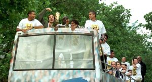 FUSSBALL: WM FRANCE 98 JUBELFAHRT DES WELTMEISTERS FRANKREICH DURCH PARIS, 13.07.98