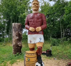 HAALAND STATUA 2