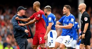 TIFOSI EVERTON AGITATI