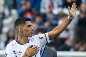 SUAREZ QUASI AI SALUTI