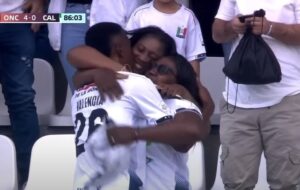 yeiler-valencia-celebra-un-gol-en-la-grada-en-el-once-caldas-deportivo-cali-del-clausura-de-colombia-2023--captura-winsports