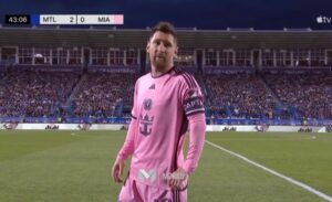 leo-messi-enfadado-por-no-poder-entrar-al-terreno-de-juego--captura-apple-tv