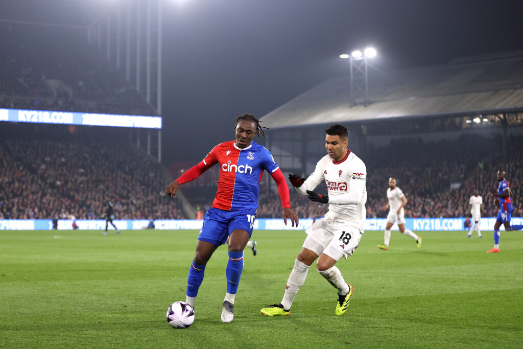 Eberechi Eze del Crystal Palace contro Casemiro del Manchester United