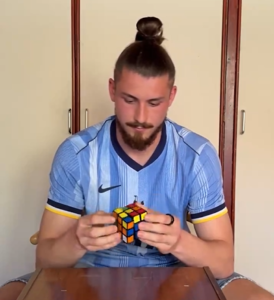 Radu Drăgușin completa il Cubo di Rubik in meno di un minuto - Tratto da Account X Tottenham Hotspur
