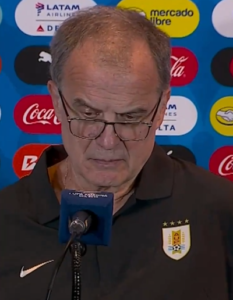 Siparietto tra "El Loco" Bielsa ed un giornalista - Tratto da Account X @ClaroSports)
