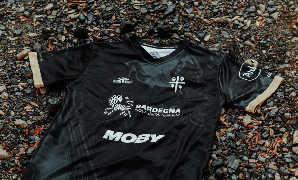 Cagliari, svelata la terza maglia: un tributo all'ossidiana