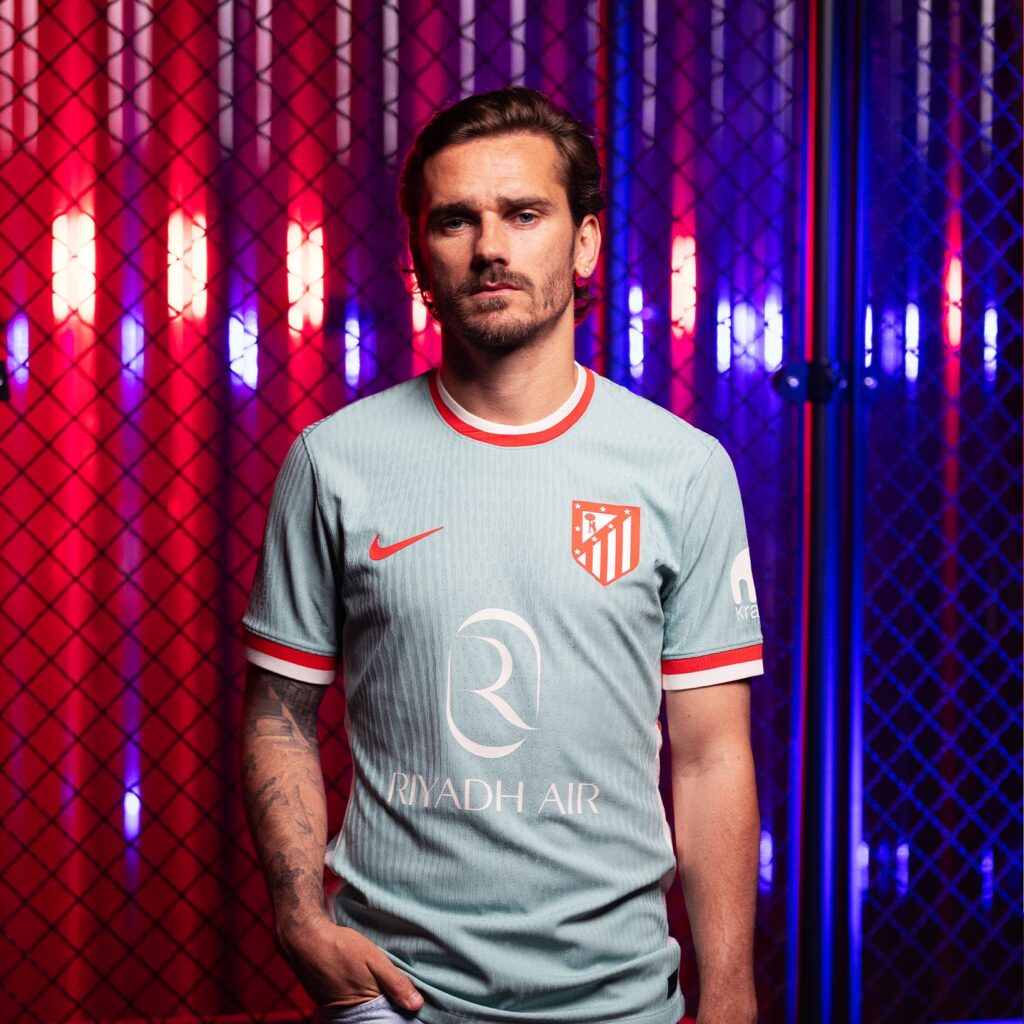 Atletico Madrid, la seconda maglia rende omaggio alla fontana di Nettuno