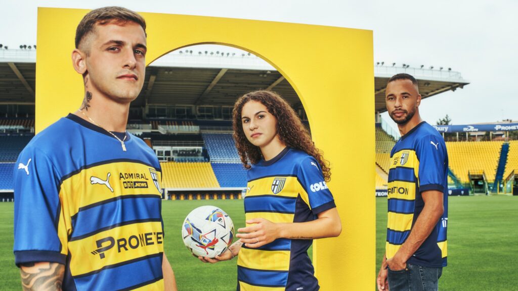 Parma, presentata la seconda maglia: spicca il logo "Tardini 100"