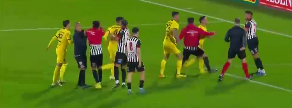 Il portiere palleggia in campo scatenando una mega rissa in Miramar Misiones-Peñarol (Fonte Account X Out of Context Football)