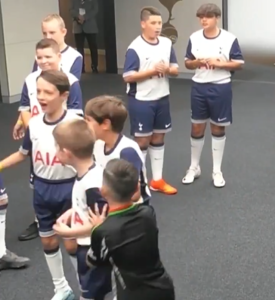L'euforia dei bambini in attesa del saluto dei calciatori di Tottenham e Arsenal (Fonte Account X Sports Numbers)