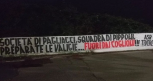 Roma, striscione di contestazione (Foto da Vocegiallorossa)