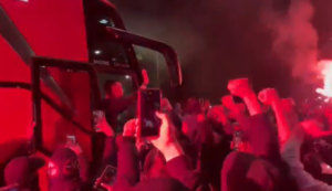 Farioli acclamato dai tifosi dell'Ajax (Fonte Video Account X Ajax Life)