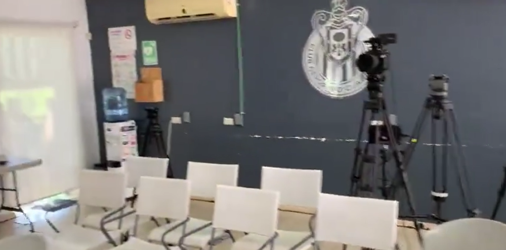 La sala stampa del Chivas dopo lo scoppio del petardo - Foto tratta da Account X Duro de Marcar