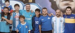 Daniel Pablo Osvaldo nella partitella giocata a Villa Fiorito in Argentina, nel ricordo di Maradona