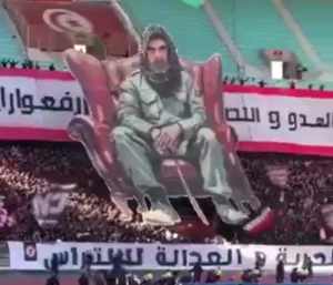 Tifosi del Club Africain espongono gigantografia con l'immagine di Yahya Sinwar, leader di Hamas ucciso a Gaza dall'esercito israeliano (Fonte Video Account X Rassd Tunisia - SW News)