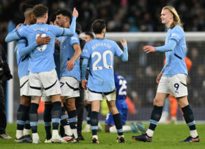 I giocatori del City festeggiano dopo la fine della partita contro il Chelsea