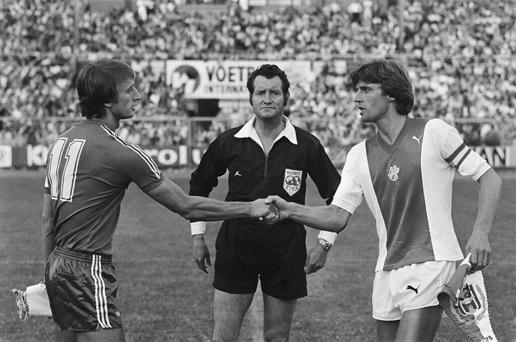 Amsterdam_703_voetbaltoernooi_Ajax_tegen_Anderlecht_,_Rob_Rensenbrink_(l)_en_R,_Bestanddeelnr_929-8642