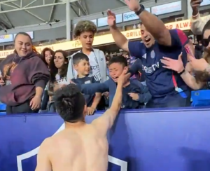 Tifoso del San Diego in lacrime, Lozano gli regala la maglia (Fonte Video Account X Platica Deportiva)