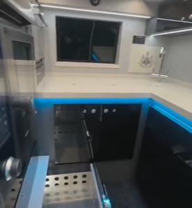 Nel nuovo pullman del Newcastle c'è anche una cucina (Fonte Video Account X Geordie Josh - Futbol de Inglaterra)