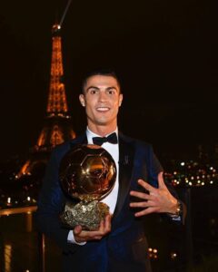 cristiano-ronaldo--posando-con-su-quinto-balon-de-oro--cristiano