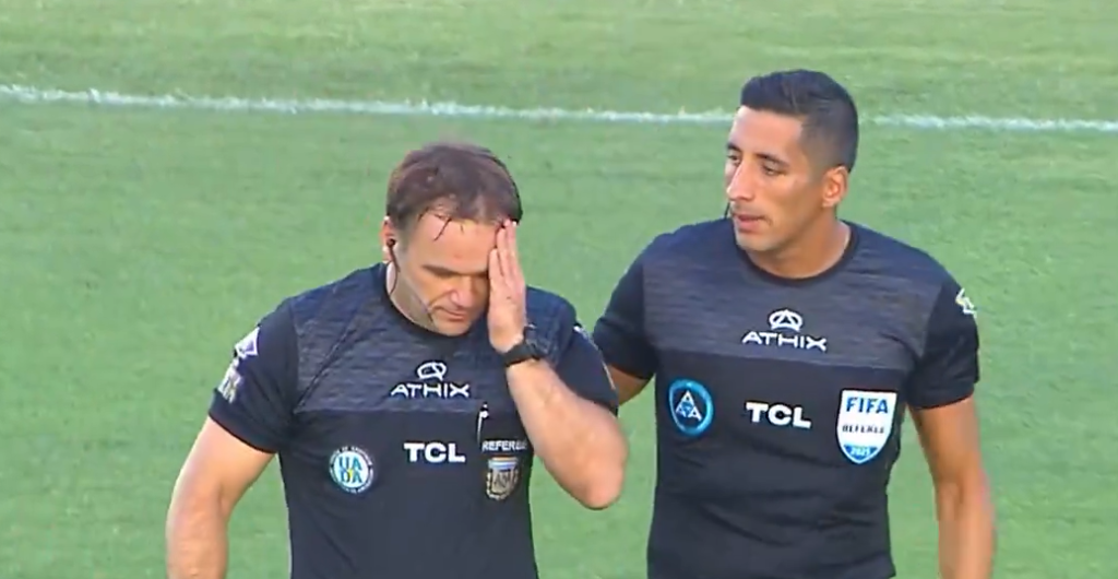 A Mendoza l'assistente Diego Martin, è stato colpito da un tubo lanciato dai tifosi di casa in Godoy Cruz-Talleres (Fonte Video Account ESPN Video - El Tuiter Matador)