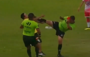Colpo da karateka dell'arbitro contro un invasore di campo. Succede in Perù (Fonte Video Account X Los Amigos del Deporte - Paralytics Perù)