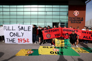 manchester-united-i-tifosi-contro-la-proprieta-glazer-il-club-sta-lentamente-morendo