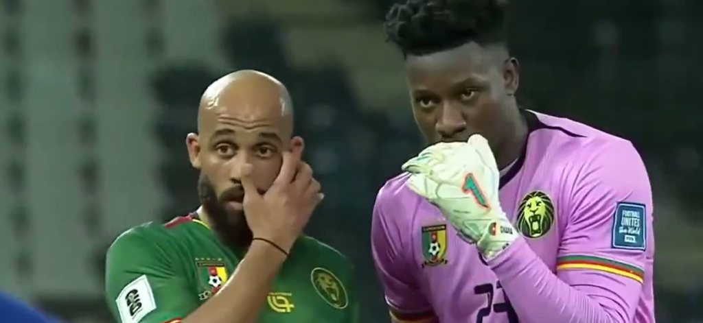 Onana a colloquio con Mbeumo durante una partita del Camerun (Fonte Video Account X Micky Jnr)