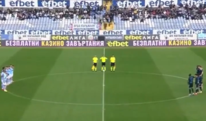 Gaffe in Bulgaria, minuto di silenzio in mezzo al campo. Ma l'ex calciatore non è morto (Fonte Video Account X Спортс)