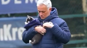 José Mourinho, tecnico del Fenerbahce, con in braccio un cucciolo di Husky di Saint-Maximin