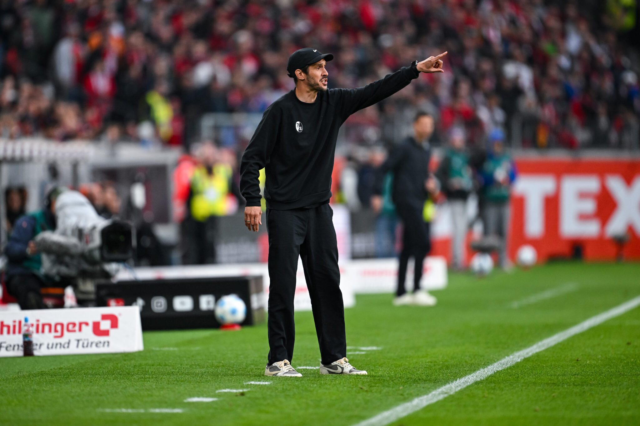 Friburgo in finale di Europa League: Schuster balla e canta con i tifosi in curva