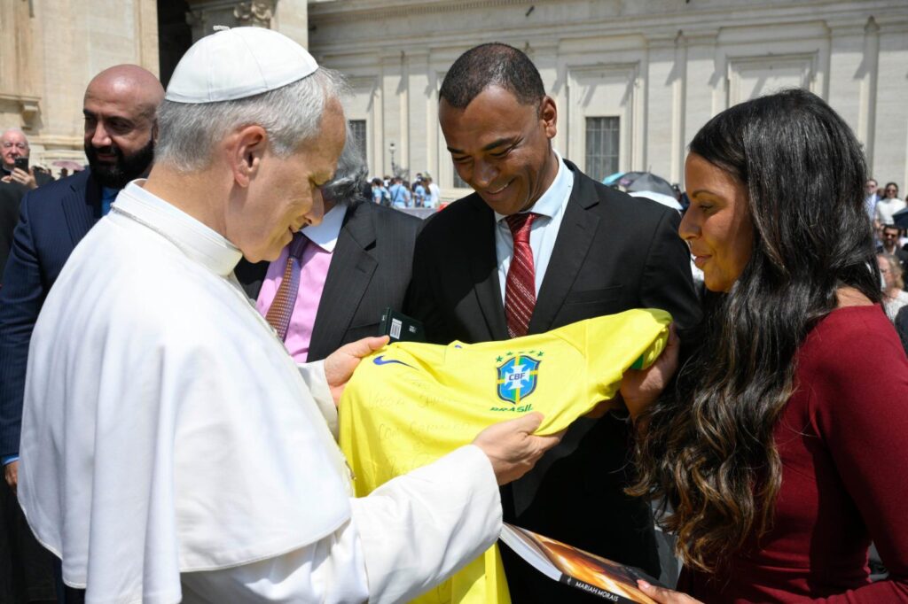 cafu-maglia-brasile-papa-leone-xiv-udienza-vaticano-roma-milan