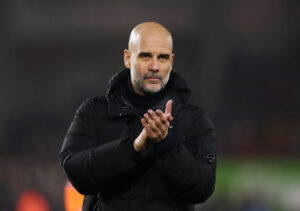 Pep Guardiola applaude i propri tifosi