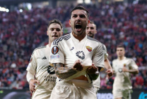 Paredes esulta dopo il gol contro il Leverkusen
