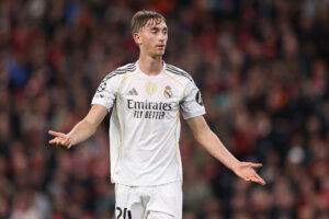 Huijsen con la maglia del Real Madrid