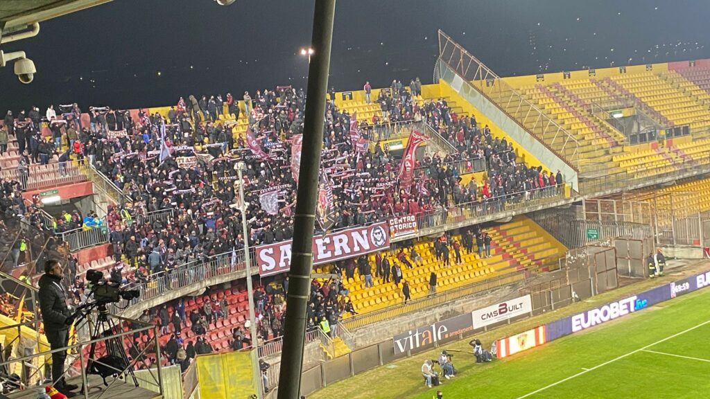 tifosi della Salernitana al Vigorito di Benevento