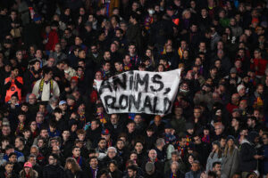 Lo striscione dei tifosi del Barcellona per Araujo