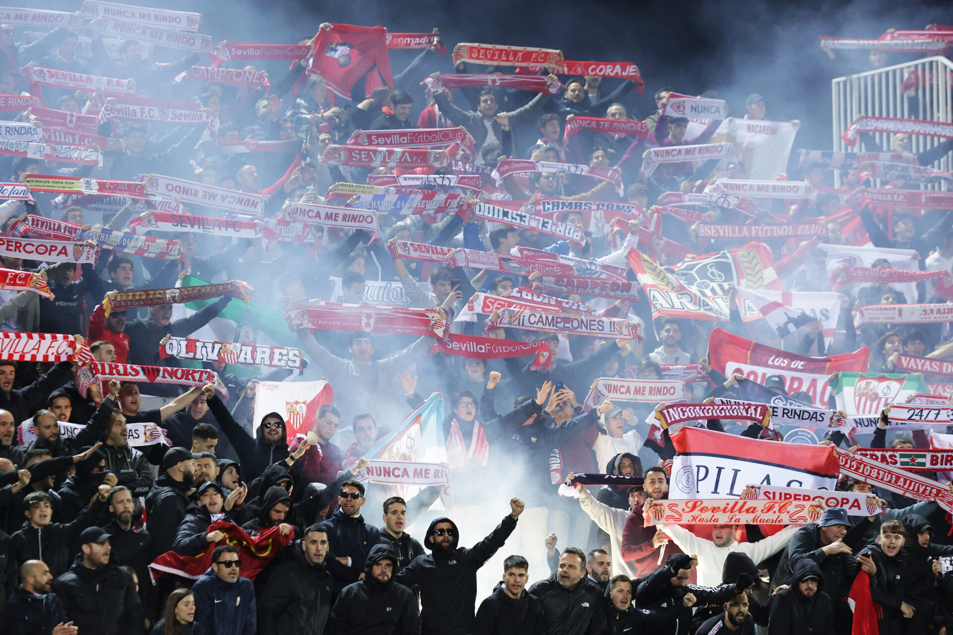 Liga, il pullman del Siviglia scortato dalla polizia dopo gli assalti dei tifosi