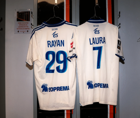 Le maglie dello Strasburgo in occasione della giornata per la lotta alle discriminazioni della Ligue 1 - ph rcsa/Instagram