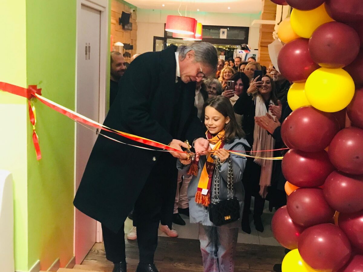 Sebino Nela con una bimba del Roma Club Larino