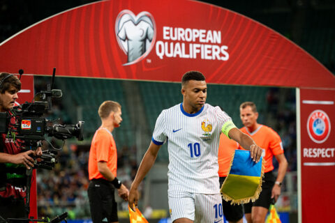 Mbappé estrema destra