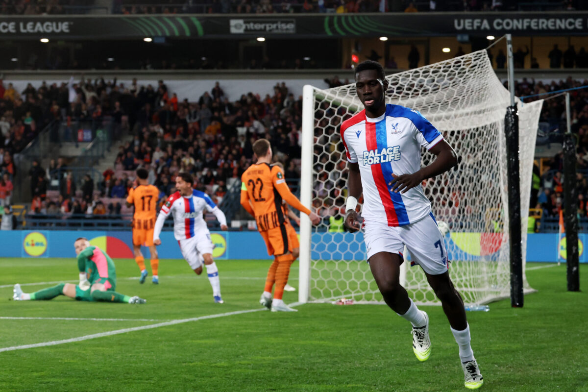 Ismaila Sarr, Crystal Palace, esulta dopo il gol contro lo Shakhtar Donetsk nella semifinale di Conference League - Ph Getty Images