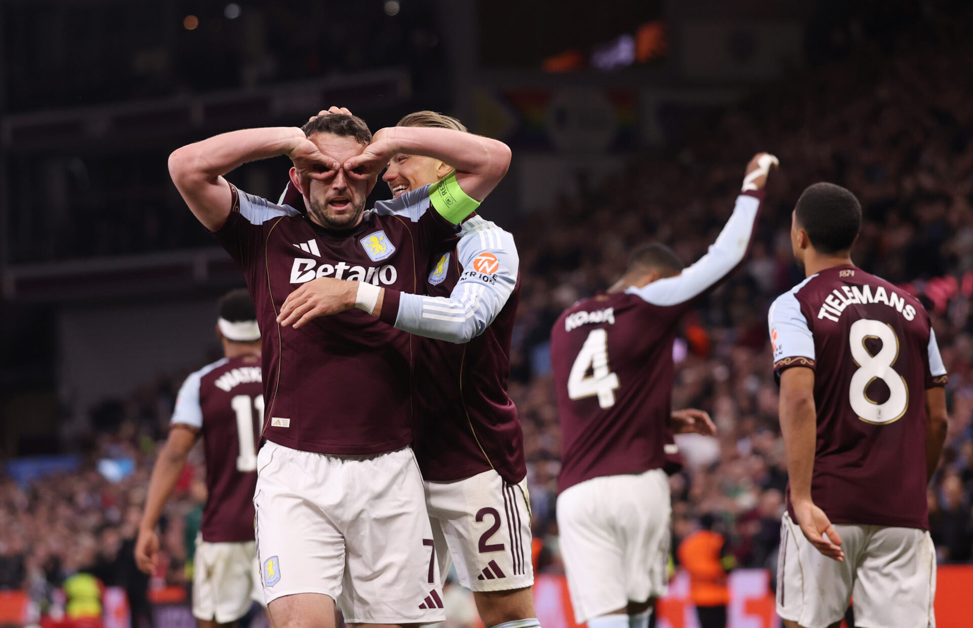 Un tifoso dell'Aston Villa ha venduto l'anello d'oro del padre per vedere la finale di Europa League