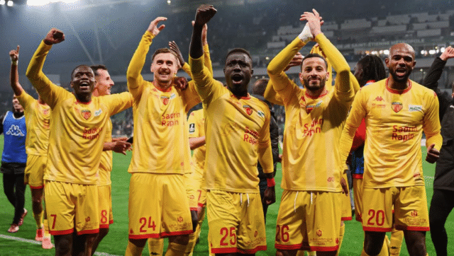 Le Mans a un minuto dalla Ligue 1, poi il caos: gara sospesa per fumogeni e bombe carta